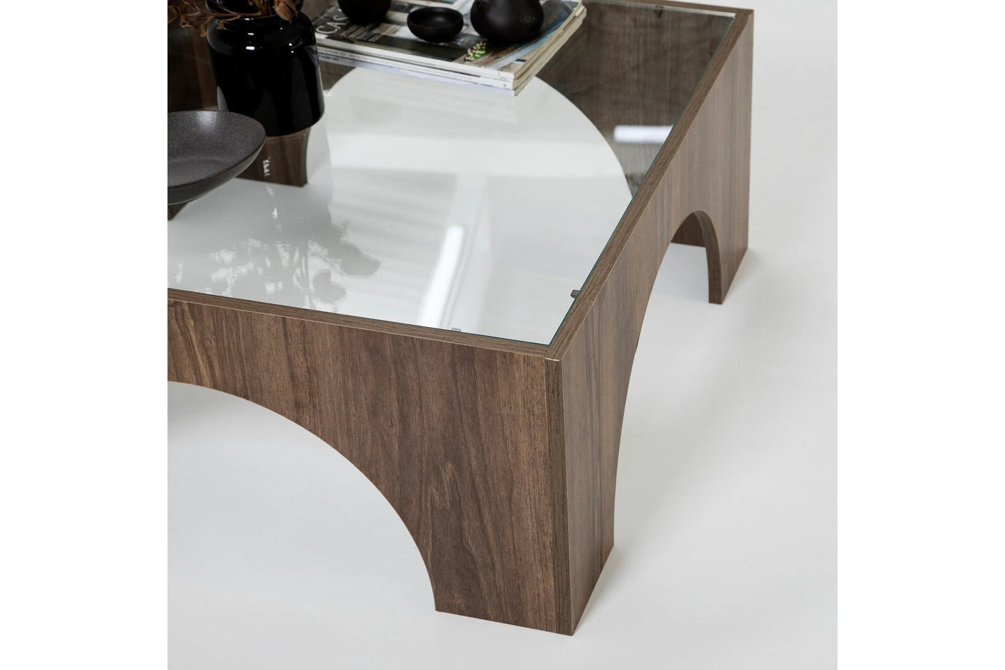 Virello Soffbord – Valnöt & Härdat Glas 80 × 80 cm
