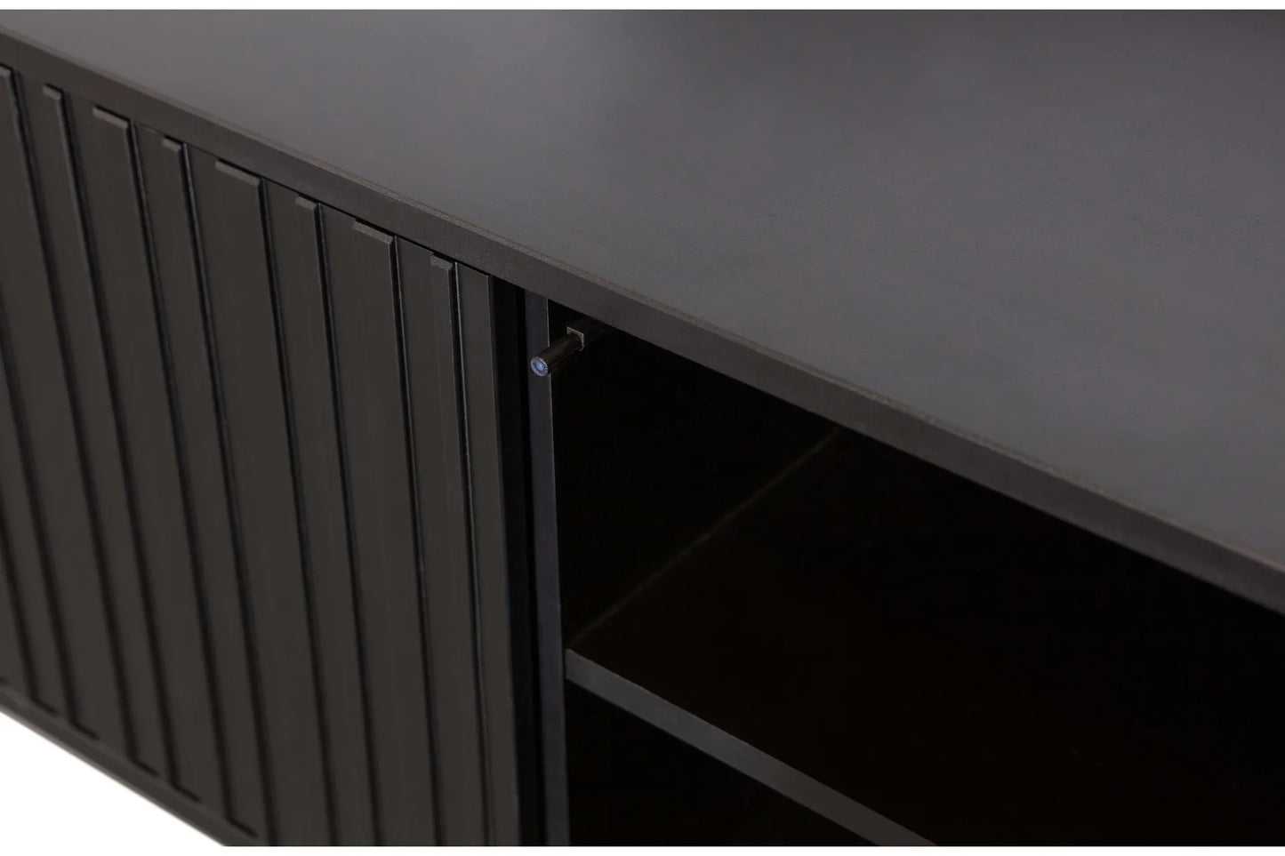 Nordic Black Cabinet – Furuhylla med Dörrar & Förvaring