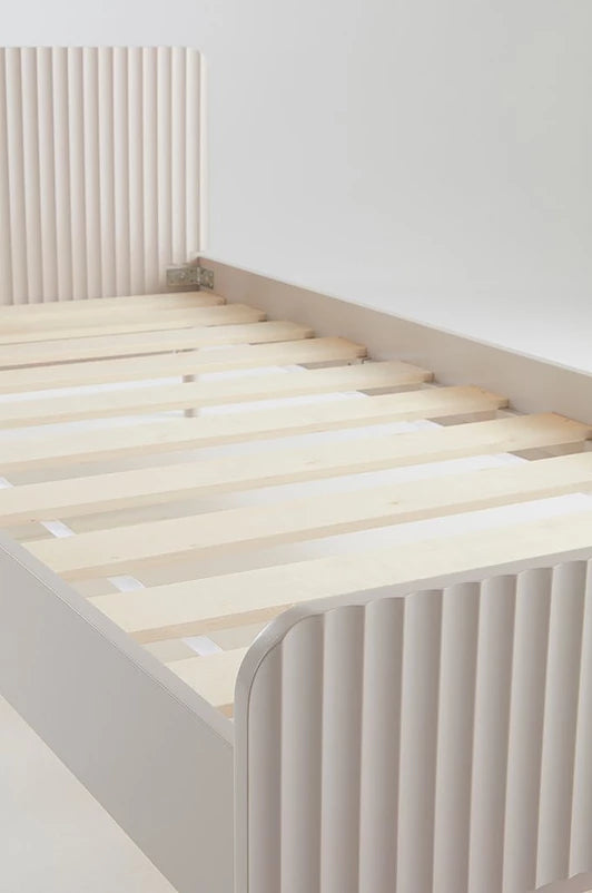 LÉONIE barnsäng med vågformad design