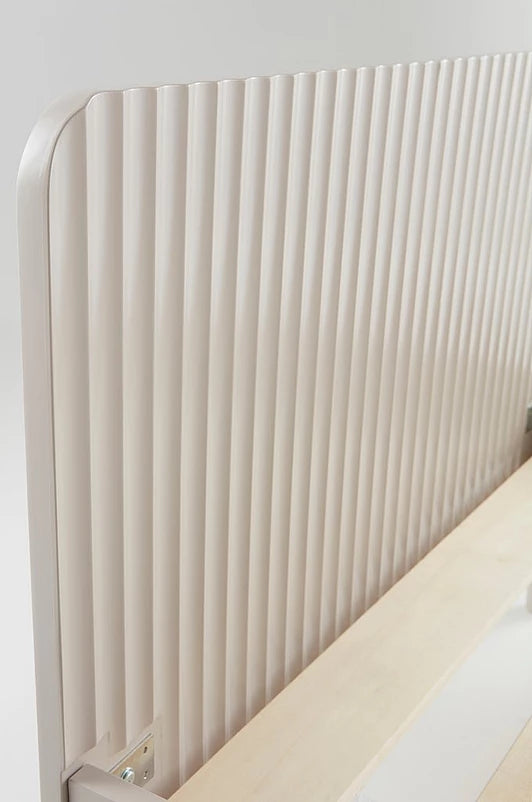 LÉONIE barnsäng med vågformad design