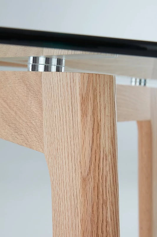 Aurea – Matbord i ek med rund glasskiva