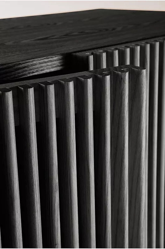 Nordal – Skåp med integrerat skrivbord i askfanér