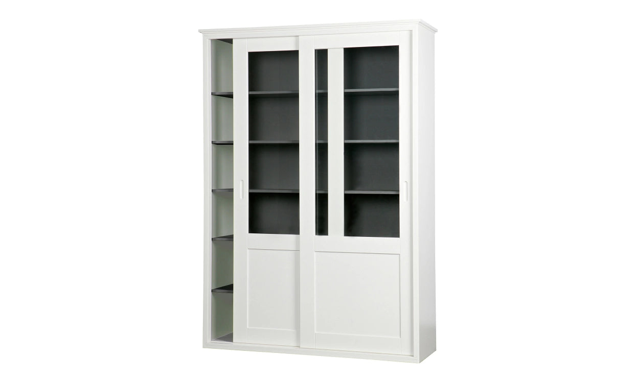 Arvid Skåp – Lantlig elegans med glasdörrar