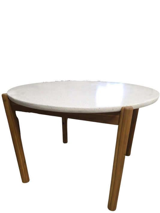 Runt matbord i akacia och terrazzo