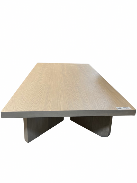 Rektangulärt bord i vitpigmenterad MDF